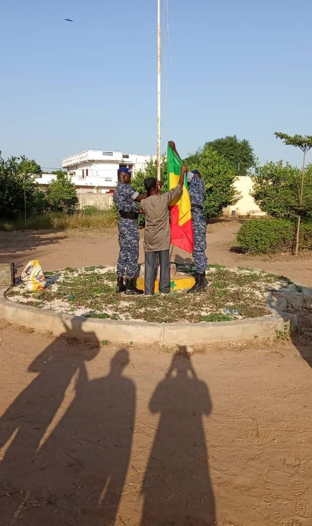 Mbour – Éducation : Le Nouveau Lycée de Mbour hisse haut les couleurs nationales dans le cadre du programme “Wàajal Xalé Yi”.