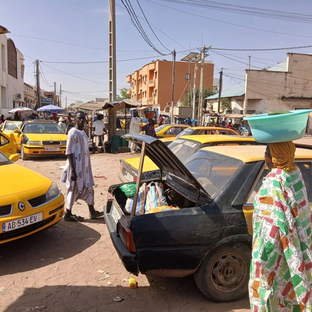 Grève des transporteurs à Khar Yalla : 5 chauffeurs arrêtés après avoir vandalisé un taxi qui conduisait un patient à l’hôpital.